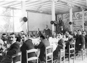 Don Tomás Lozano (X), alcalde de Móstoles, Brindando al terminar la comida de...