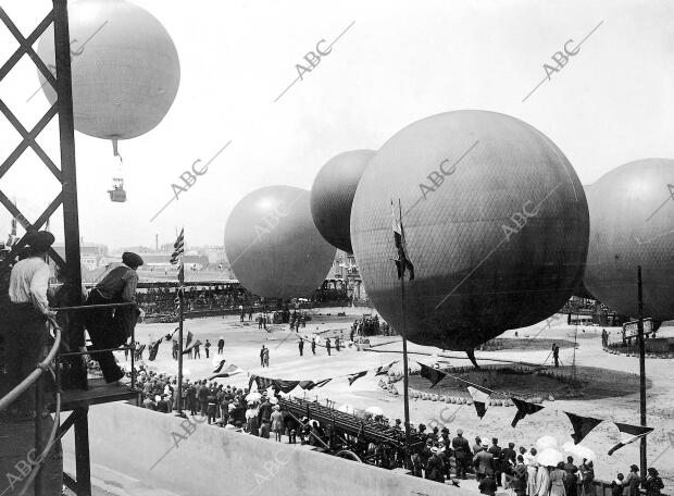 Aspecto del parque en el momento de elevarse el globo "Cóndor" que fue el...