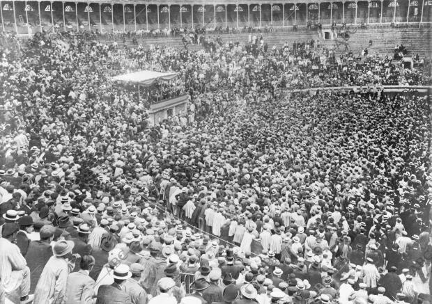 Plaza de Toros de Zaragoza - mitin de protesta contra el proyecto de ley de...