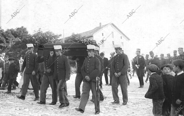 El cortejo fúnebre del soldado Antonio Mejía, Presidido por el jefe de la casa...