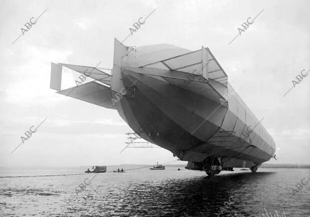 El aerostato del Conde Zeppelin sobre el lago de Constanza donde ha Realizado...