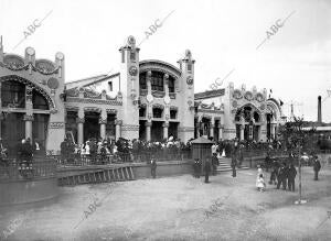 Vista de la fachada principal y terraza del gran casino de la exposición...