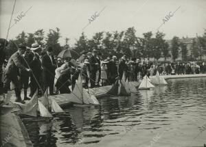 Salida de los barquitos de vela en las regatas de los Jardines de las Tullerías