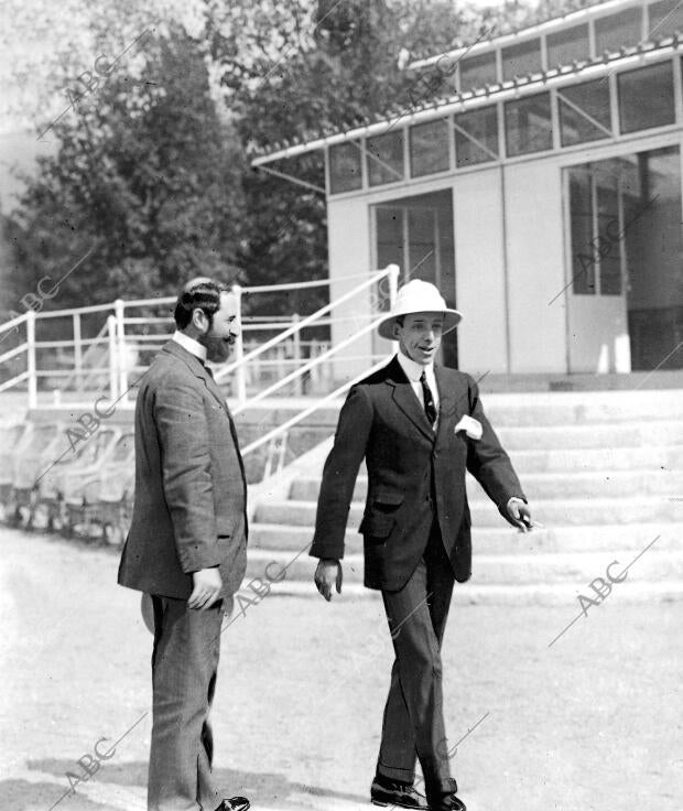 S. M. el Rey A su Llegada al tiro de pichón para inaugurar las Tiradas de este...