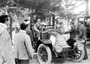 En la imagen, S.M. el Rey Alfonso XIII probando el nuevo automóvil Renault...