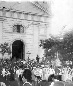 La procesión de la Virgen del Carmen al salir ayer tarde de la iglesia de...