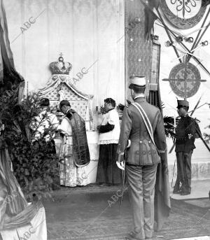 Misa de inauguración de un altar portátil en el cuartel del batallón Cazadores...