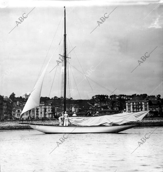 Los Infantes don Carlos y don Luis, en el balandro de S. M. el Rey "Corzo" que...