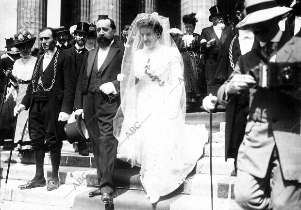 La Hija del presidente de la república Francesa del brazo de su Esposo (Jean...