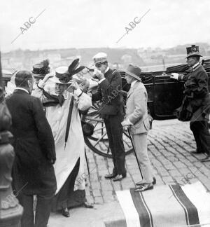 S. M. el Rey A su Llegada al muelle para Embarcarse con rumbo A Bilbao en...