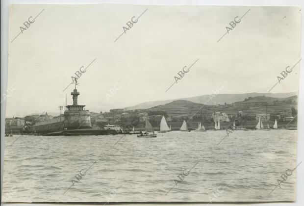 Aspecto de la Ría durante la celebración de las regatas