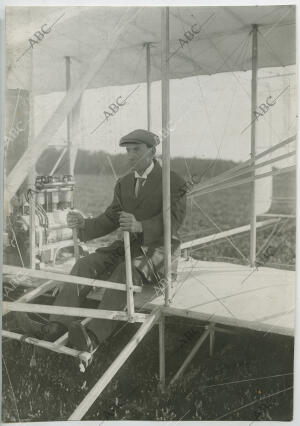 Wilburg Wright dirigiendo su aeroplano