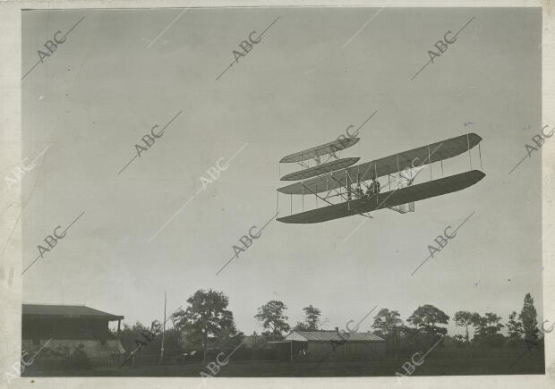 El aeroplano de Wright en uno de los vuelos que acaba de realizar