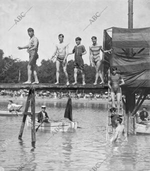 Jóvenes en el juego de cucaña en el estanque de El Retiro