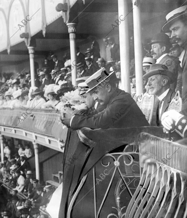 S. M. el Rey en el palco de la plaza de Toros durante la corrida del domingo