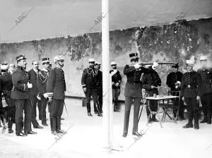 Don Alfonso Xiii en la galería de tiro del cuartel Reina Victoria, Tirando al...