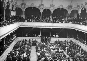 Aspecto del salón de la Filarmónica durante el acto solemne celebrado en honor...