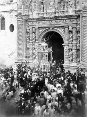 Solemne procesión de la Virgen A su salida de la Iglesia