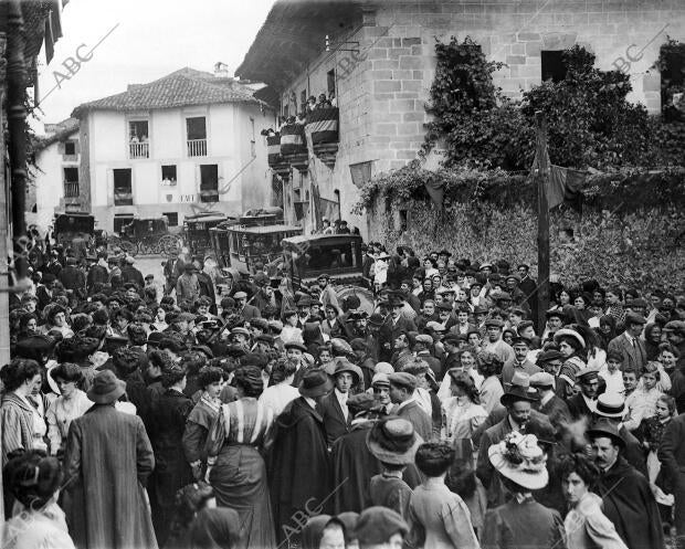 Inmediaciones del palacio de los Marqueses de Benamejis durante el bautizo del...