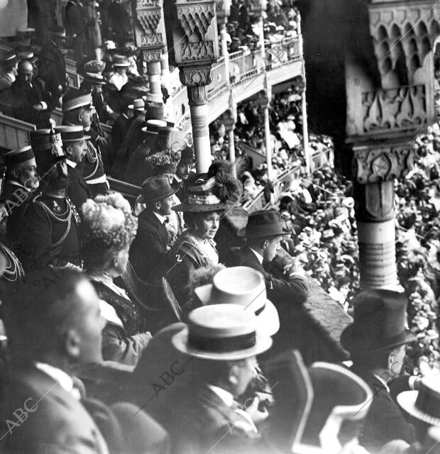 Los Reyes en su palco de la plaza de Toros de san Sebastian