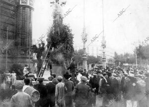 Colocación de Coronas en el monumento del salón de san Juan