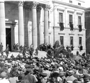 Paso de la carroza fúnebre por delante del congreso de los Diputados