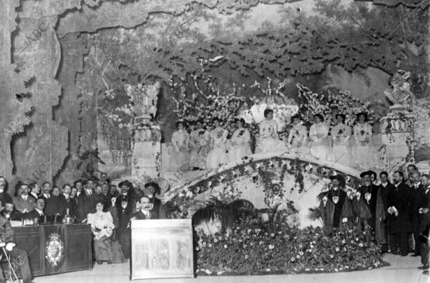 El escenario del teatro Calderón durante la solemne Velada de los Juegos...