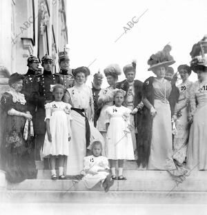 Múnich - los Reyes de España en el palacio de Nynphenbourg - (1) Infanta doña...