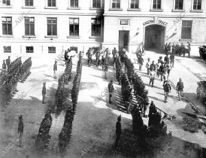 S. M. don Alfonso Xiii Pasando revista al regimiento de infantería número 38,...