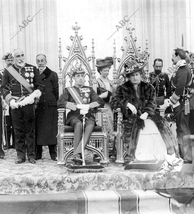 Ss. Mm. en la tribuna desde la cual Presidieron la inauguración del monumento de...