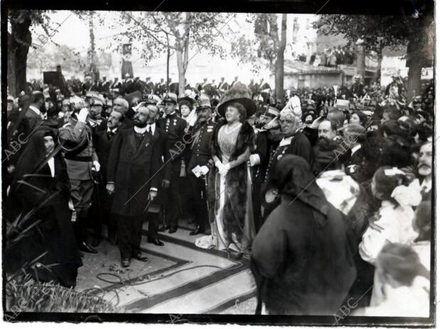 D. Alfonso y Doña Victoria Eugenia inaugurando el monumento a Agustina de Aragón