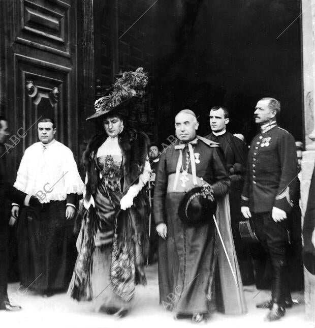 S. M. la Reina doña victoria Eugenia al salir de su Última visita A la iglesia...