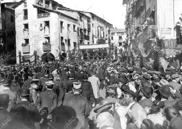 Entrada de S. M. don Alfonso Xiii (X) en Ripoll, Aclamado por la muchedumbre