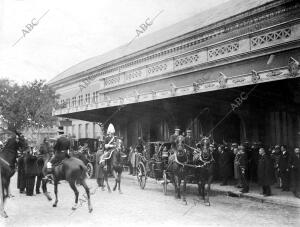 El carruaje de Ss. Mm. al salir de la estación del mediodía A la Llegada de don...