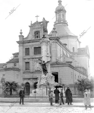 El monumento A las Víctimas del atentado de 31 de mayo de 1906, obra del...