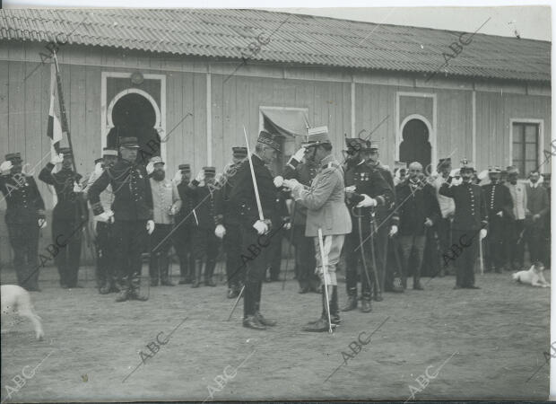 El comandante Manuel Fernández Silvestre, jefe de las fuerzas Españolas...