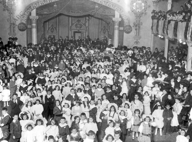 Aspecto del salón del gran casino de la exposición durante el baile infantil...