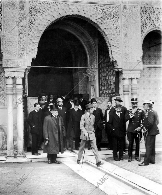 S. M. y su acompañamiento Saliendo de la sala de las dos Hermanas al patio de...