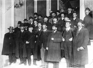 Los ganaderos al salir de la reunión celebrada en casa del Duque de Veragua (x),...