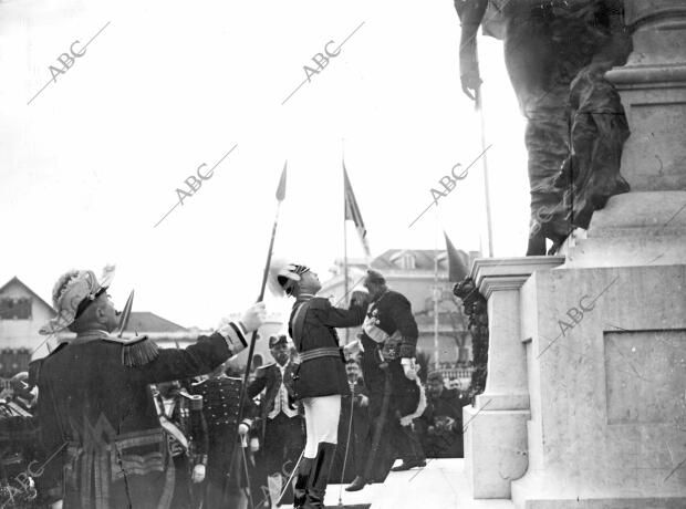 Don Manuel II de Portugal inaugurando el monumento al Mariscal Saldanha