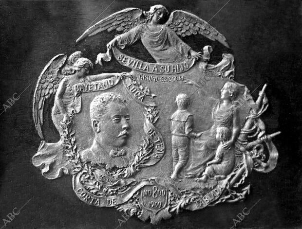 Placa de oro que le ha Sido regalada por suscripción popular al ex alcalde D....