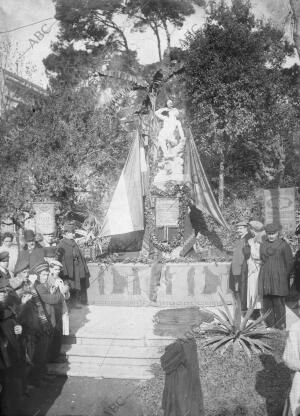 La fuente de Triton, del paseo de la Glorieta, en cuya taza Adornada por los...