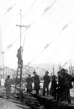 Los Ingenieros Militares Restableciendo las Líneas Telegráficas