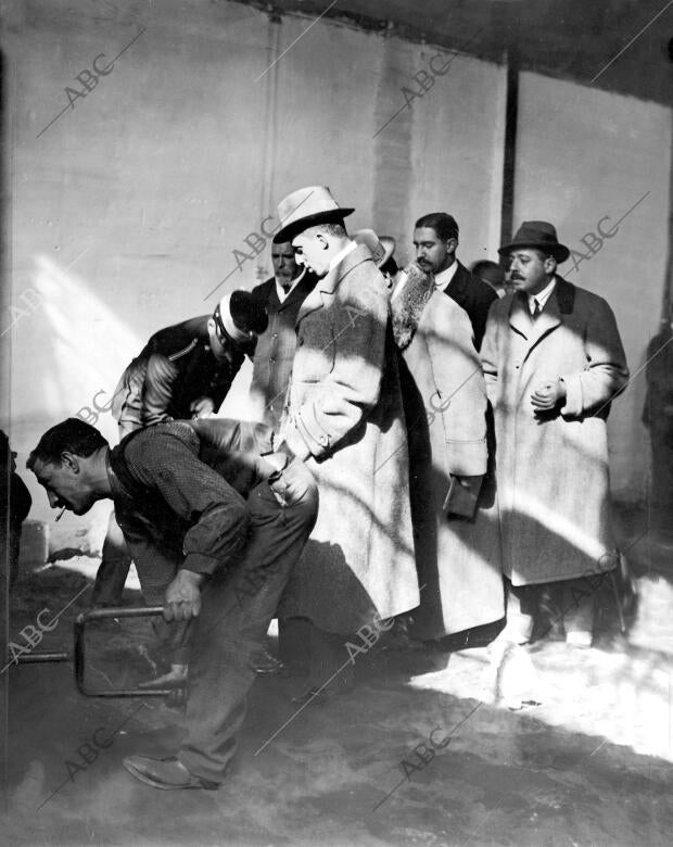 S. M. don Alfonso Xiii en la fundición del astillero Presenciando la preparación...