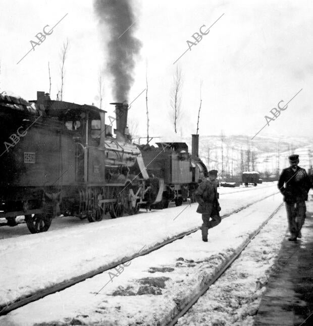 Trenes Detenidos en la robla por estar Interceptada la línea por la nieve