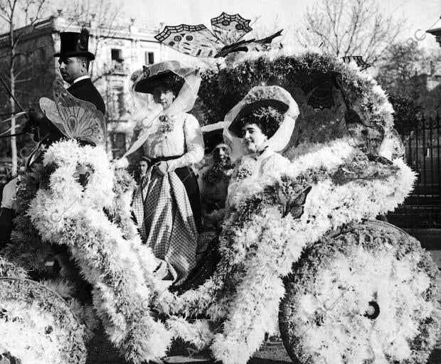 «Mariposas y crisantemos», primer premio de coches en el Carnaval de este año,...