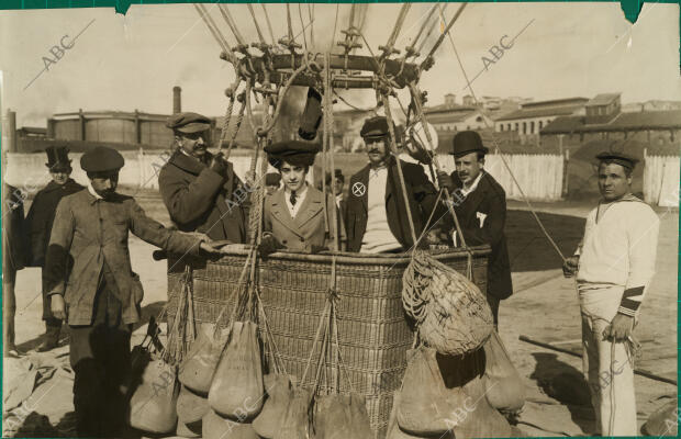 Los Marqueses de Quirós y el capitán Kindelan (X) en la barquilla del globo...