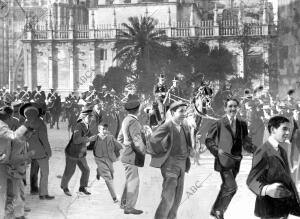 Ovación Tributada A Ss Mm por los Estudiantes y Sevillanos al paso por la...