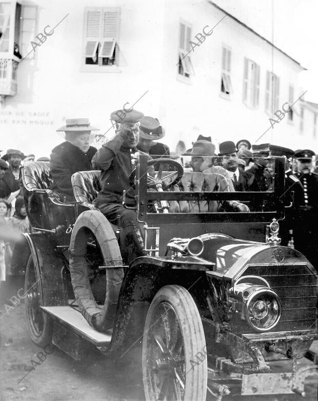 S. A. la Princesa Beatriz (X) al salir de san Roque después de la visita que...