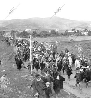 Desfile de los Moros de los Aduares Fronterizos con sus Estandartes ante S. M....